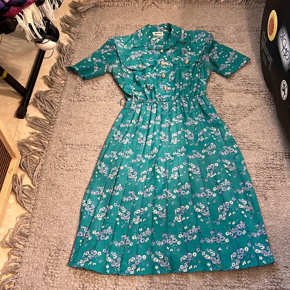 Vintage Leslie Faye dress with pleats, two front pockets and collar.